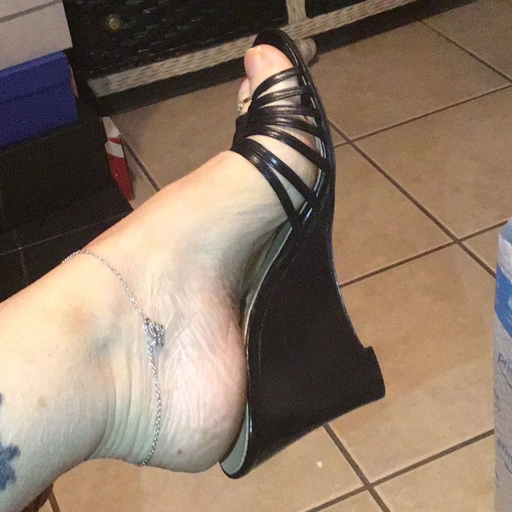 MICHAEL KORS OPEN TOE BLACK LEATHER WEDGES/SANDALS - Picture 12 of 13